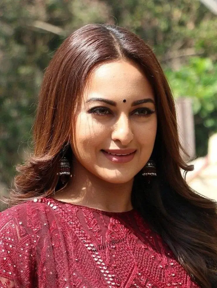 Indian Girl Sonakshi Sinha Earrings Face Closeup